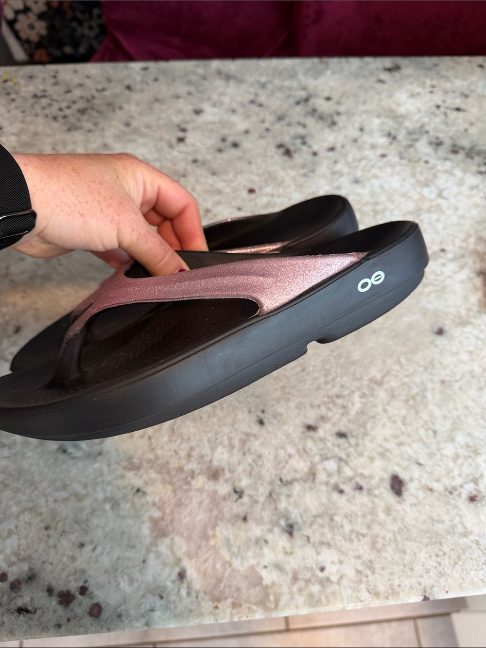 OOFOS Womens Metallic Pink and Black Flip Sandals - Picture 4 of 7